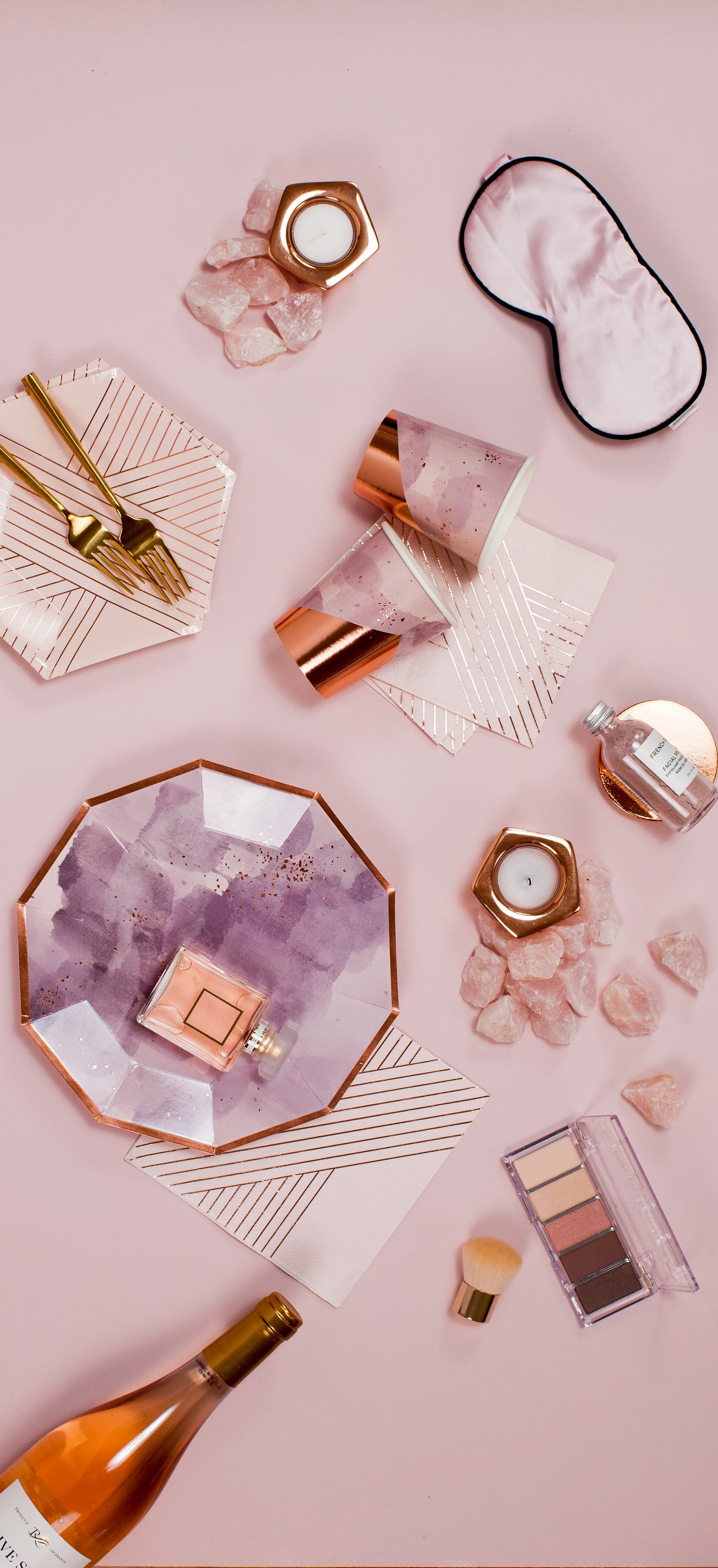 Amethyst light-purple watercolor premium large paper plates with rose-gold accents, napkins, and gold cutlery.