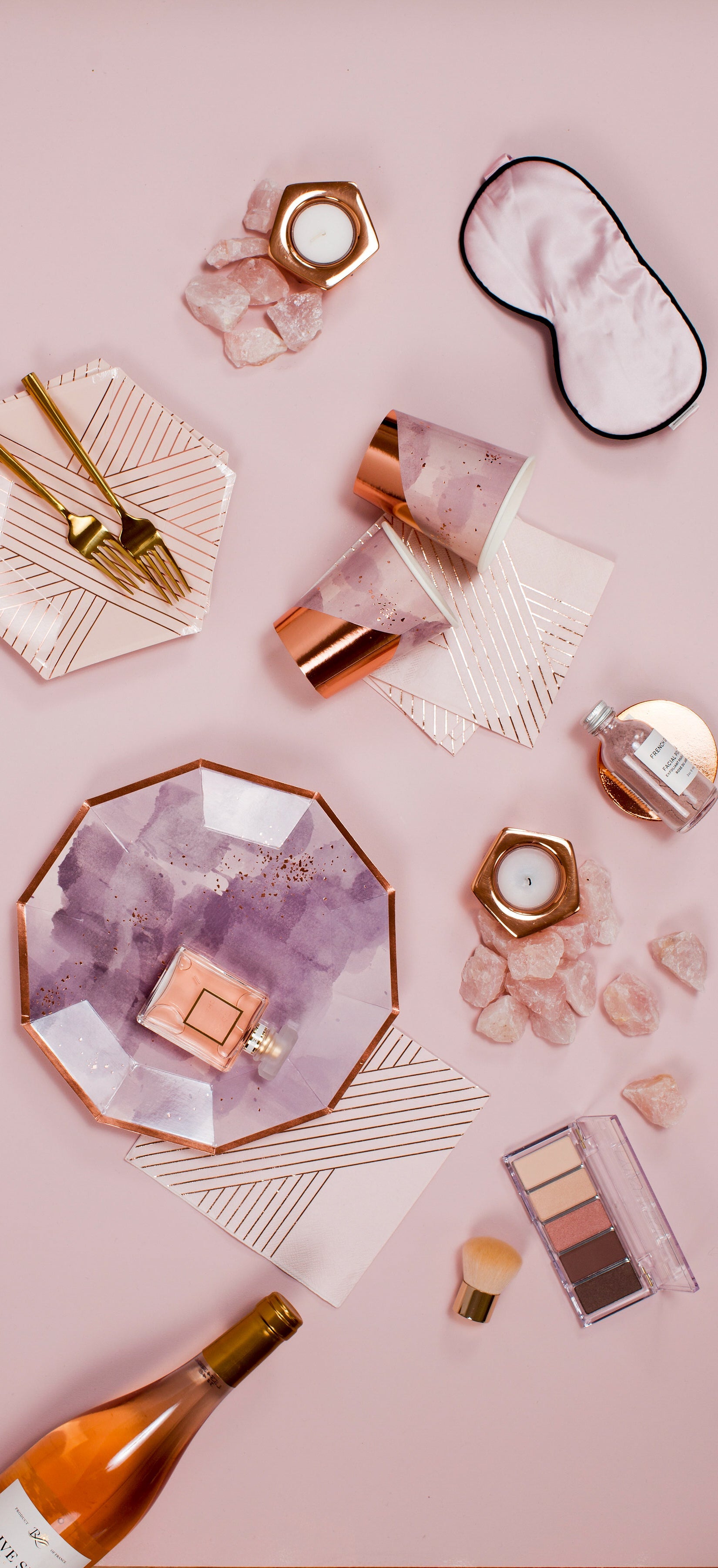 Amethyst light-purple watercolor premium large paper plates with rose-gold accents, napkins, and gold cutlery.