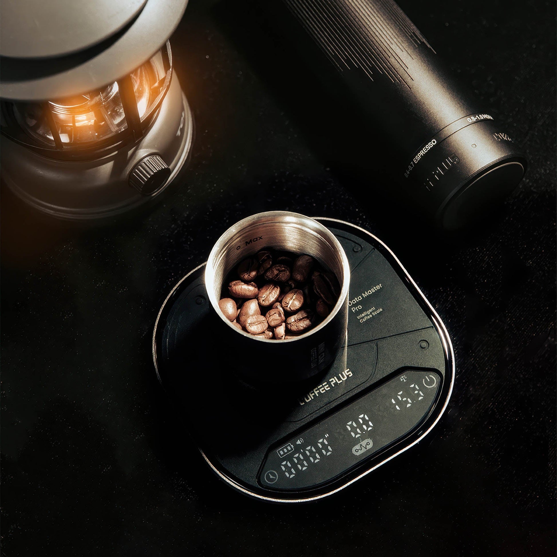 Coffee Plus Data Master Pro smart coffee scale with aerospace aluminum unibody, clear display, precise brewing.